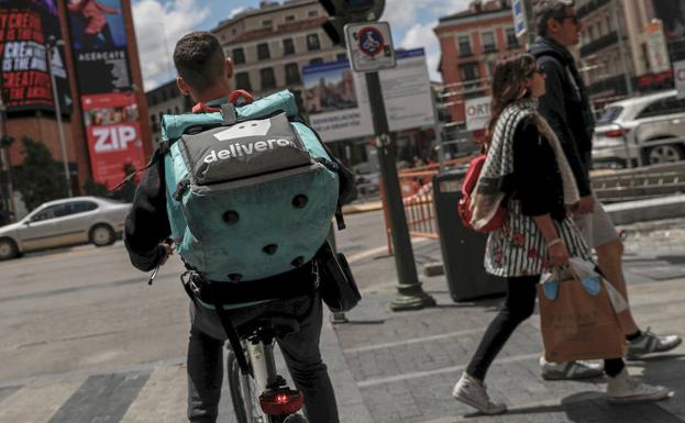 Un repartidor de Deliveroo entregando pedidos por las calles del centro de Madrid.