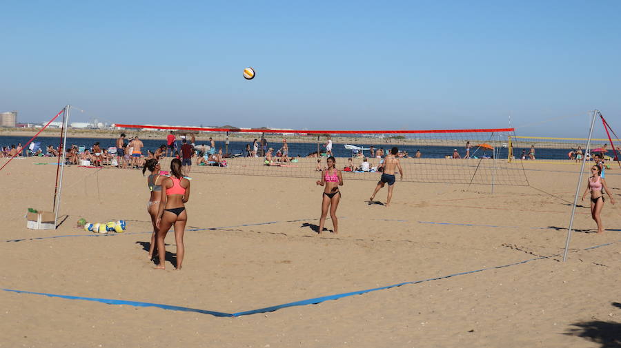 Jugando al voley playa en la ría de Punta Umbría este verano