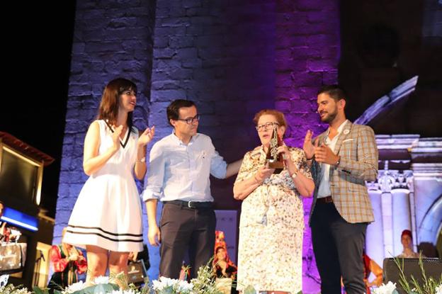 Antonia Tejeda, en el momento de recibir el Candil de Plata el jueves. :: a. v.