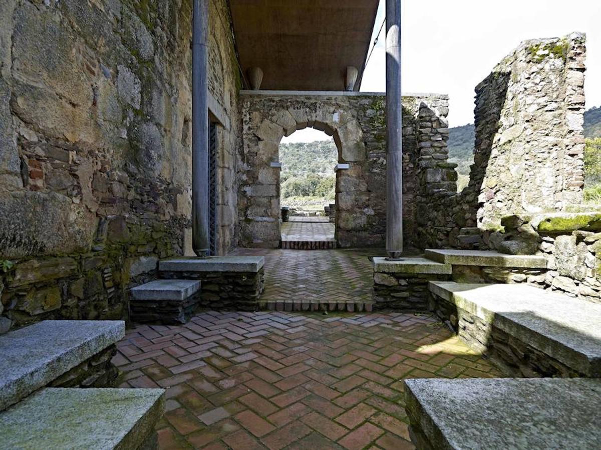 Pórtico de acceso.