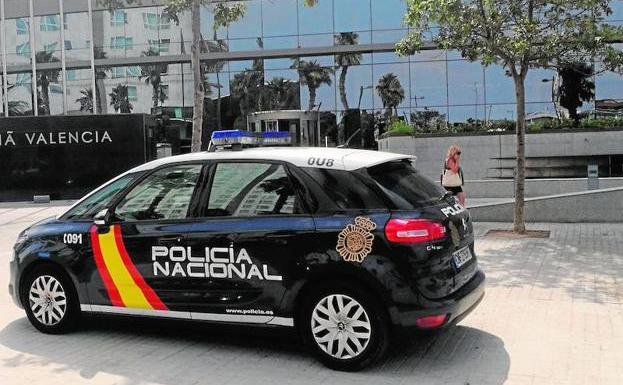 Una patrulla de la Policía Nacional, ayer, ante el hotel de Valencia. 
