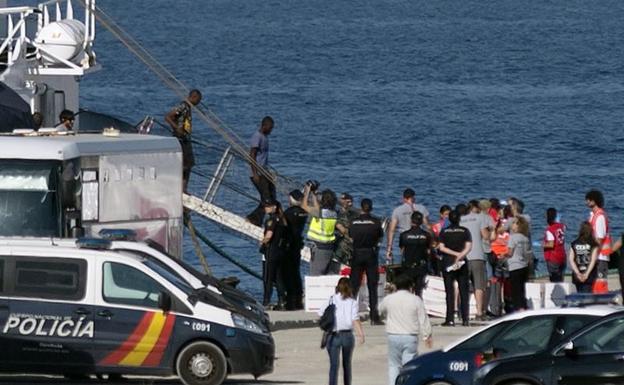 Los migrantes del 'Open Arms' desembarcan en Algeciras entre críticas de la ONG y la Junta de Andalucía
