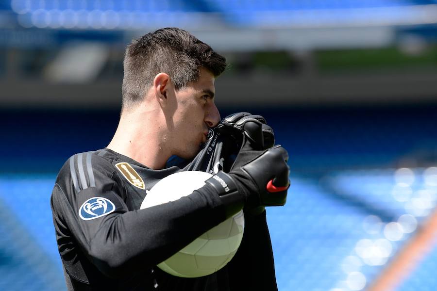 El belga ha sido presentado en el palco de honor del Santiago Bernabéu como nuevo portero del Real Madrid. A continuación ha pisado el césped con su nueva camiseta. 