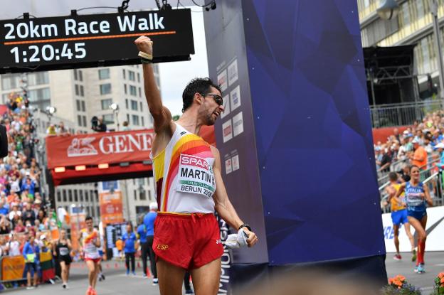 El extremeño Álvaro Martín levanta el puño para celebrar su título como campeón de Europa de 20 km marcha. :: afp