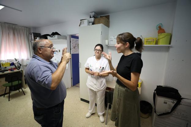 Una intérprete de lengua de signos con un paciente en Neumología del Hospital de Mérida. :