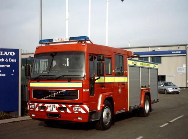 Camión de bomberos con luz prioritaria azul, como la policía. :: POLO