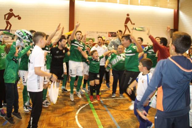 Los jugadores del Jerez Futsal celebrando el ascenso ante su afición. :: P. D.