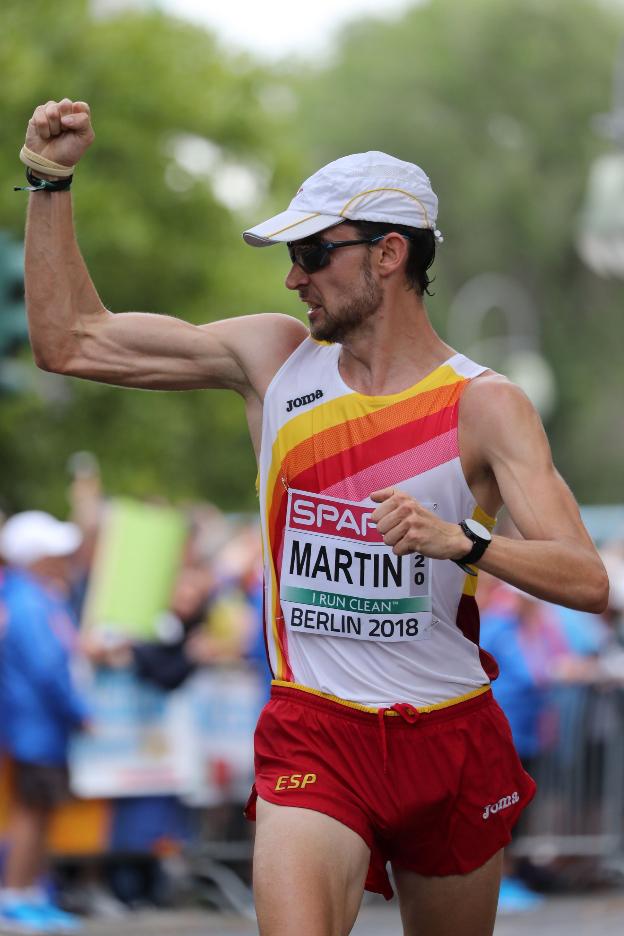 Álvaro Martín celebra el oro europeo camino de la meta en solitario. :: efe