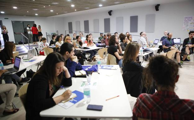 Jóvenes emprendedores en un curso.