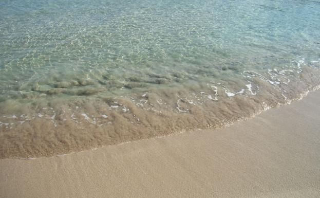 Un hombre se ahoga en un hoyo que cavó en la arena en una playa de Francia