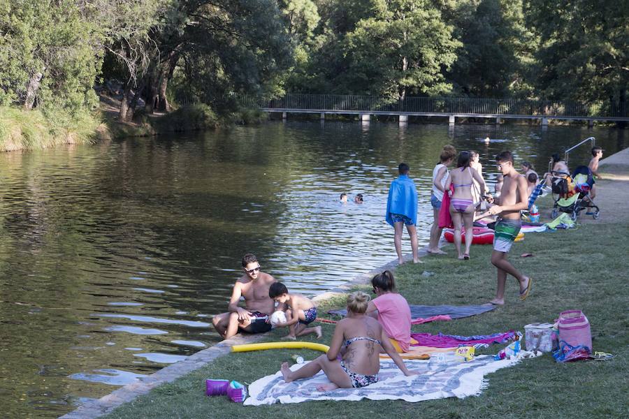 Bañistas en la piscina natural de Hoyos.
