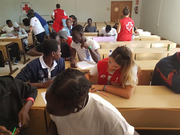 Un grupo de migrantes asiste a clases en el CAED emeritense. :: Hoy