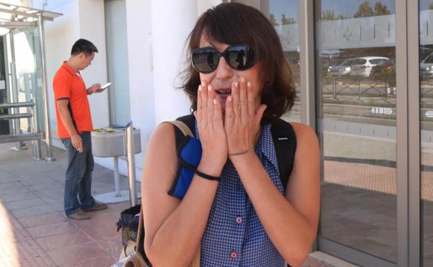 Juana Rivas, en el aeropuerto de Granada, antes de viajar a Cerdeña.
