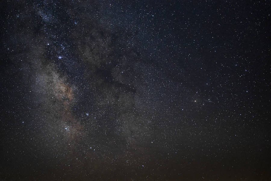 Cielo nocturno con la Vía Láctea en Los Barruecos 