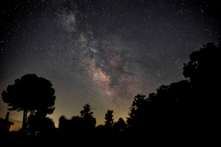 Cielo nocturno con el centro de la Vïa Láctea