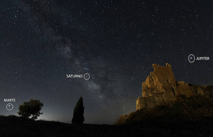 Los planetas Marte, Saturno y Júpiter, por encima del castillo de Trevejo