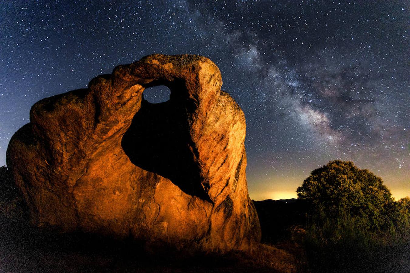 Cielo nocturno con la Vía Láctea en Los Barruecos