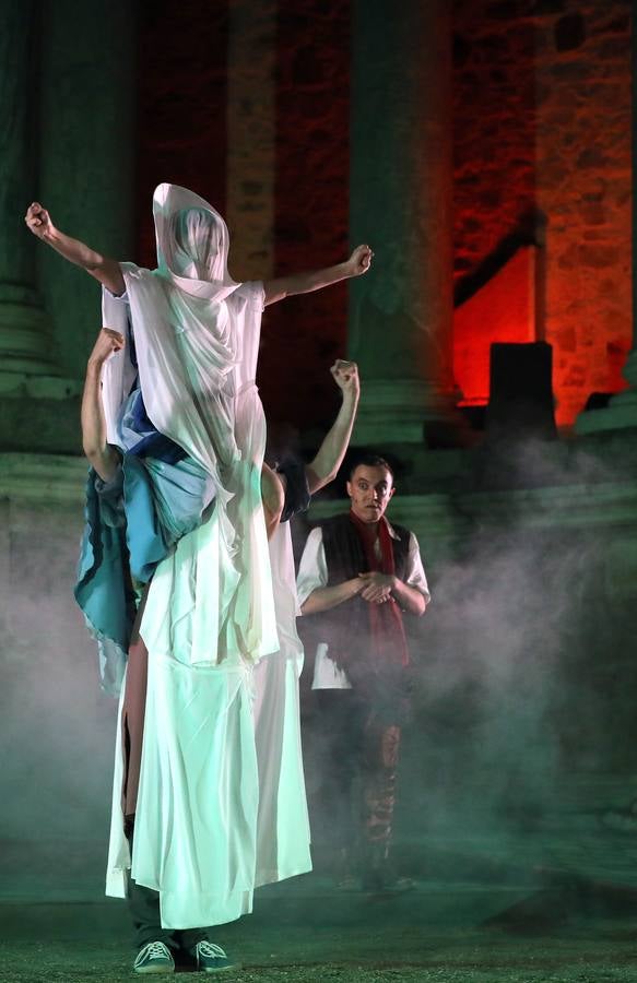 Tras tres tragedias griegas, la comedia romana de Plauto ha devuelto la carcajada al Teatro Romano de Mérida con la obra musical 'La comedia del fantasma', penúltima puesta en escena de la 64 edición del Festival Internacional de Teatro Clásico de Mérida.