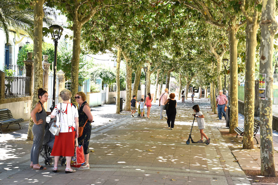 Ambiente en una de las calles del centro de Hervás.