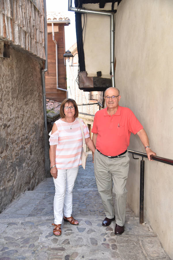 José Luis Gracia y Encarna Colmenar, en una calle del casco antiguo de Hervás.