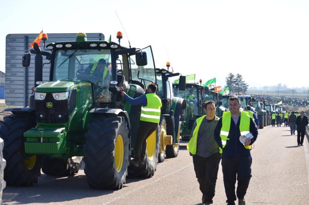 Tractorada de protesta en Semana Santa, donde surgió la plataforma 27M. :: f. h.