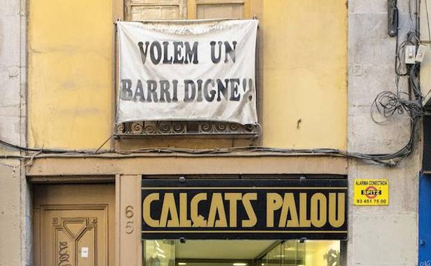 Pancartas en contra de la degradación del barrio en la calle del Hospital