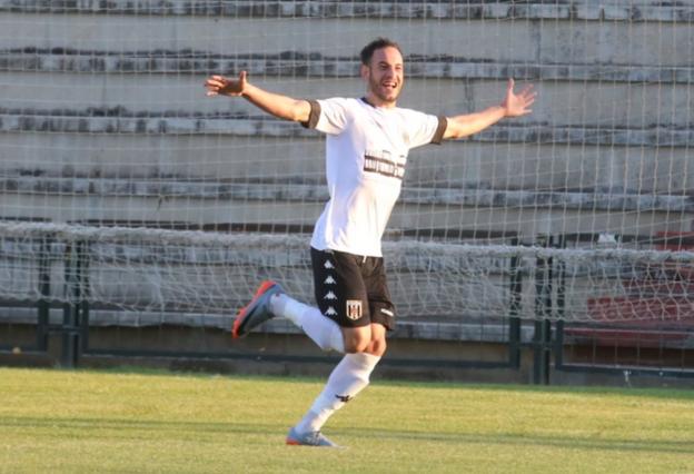 Javi Martín celebra el primer gol del Mérida. :: j. m. romero