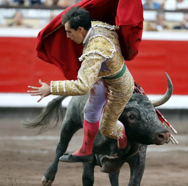 Momento en el que su segundo toro coge al malagueño Saúl Jiménez Fortes. :: efe