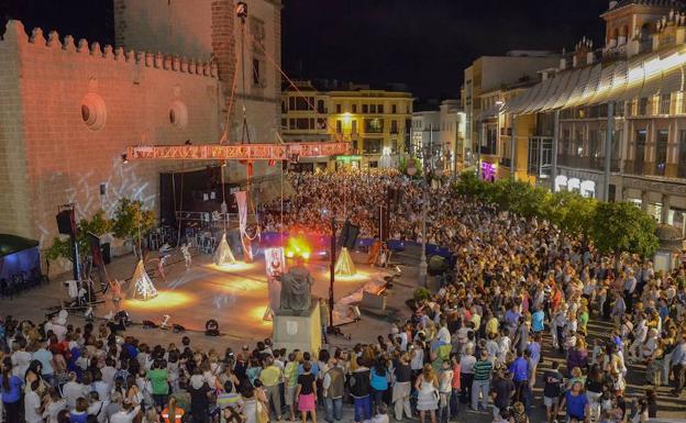 Escenario instalado en la plaza de España durante la celebración de la pasada Noche en Blanco. :