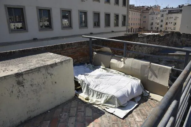 Colchón colocado en la plaza a modo de improvisado dormitorio. :: j. v. arnelas