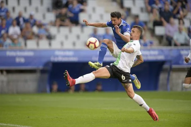 Pardo pugna con Toché por un balón en el choque del domingo en el Carlos Tartiere. :: hugo álvarez