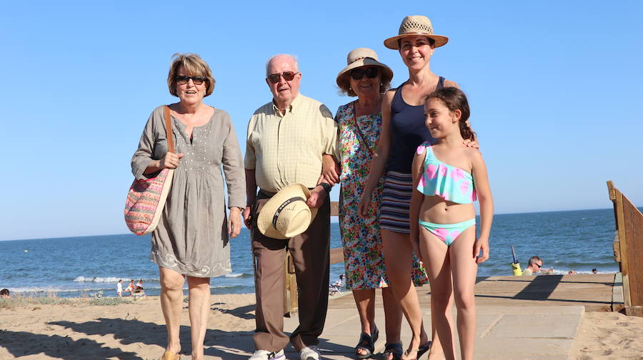 Los extremeños Ángeles Rubio, Guillermo Álvarez Cienfuegos, Mari Carmen Acero, su hija Olga Pérez y la hija de ésta Celia, de 8 años, en Isla Cristina