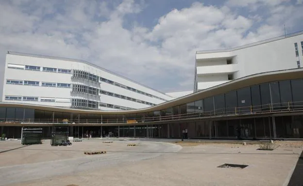 Vista exterior de la fachada principal del nuevo hospital
