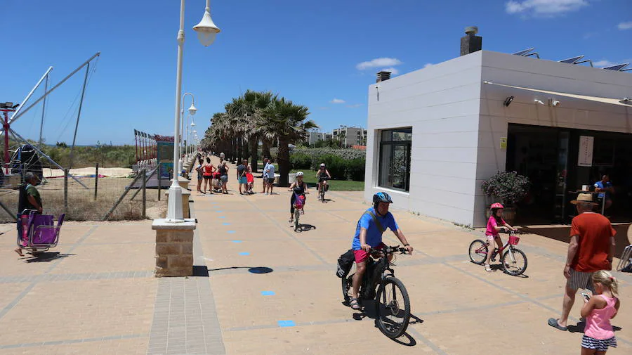 Paseo marítimo de Islantilla este verano.