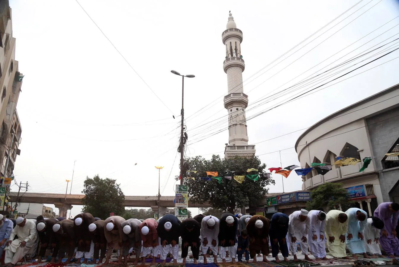 Musulmanes paquistaníes preparan vacas para ser sacrificadas con motivo de las celebraciones del Eid al Adha, o Fiesta del Sacrificio, en Karachi, Pakistán