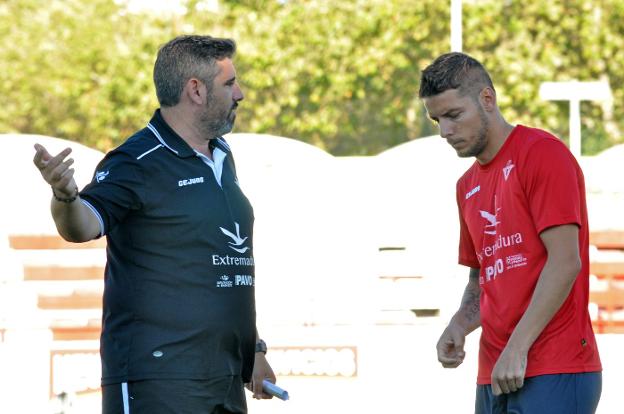 Juan García conversa con José Manuel en un entrenamiento. :: e. d.