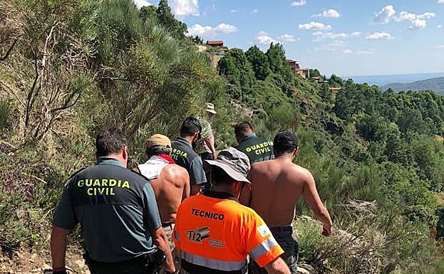 Guardia Civil y equipo sanitario, durante otro rescate:: HOY