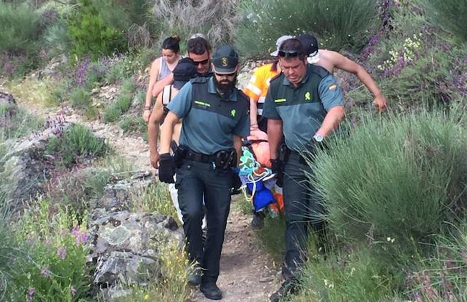 La Guardia Civil rescata a una persona en la Sierra de Guijo de Santa Bárbara (Cáceres). :: HOY