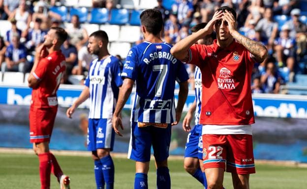 Los jugadores del Espanyol se lamentan en Vitoria