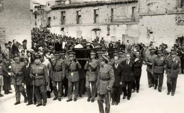 Foto histórica del entierro de Moscardó en el Alcázar.