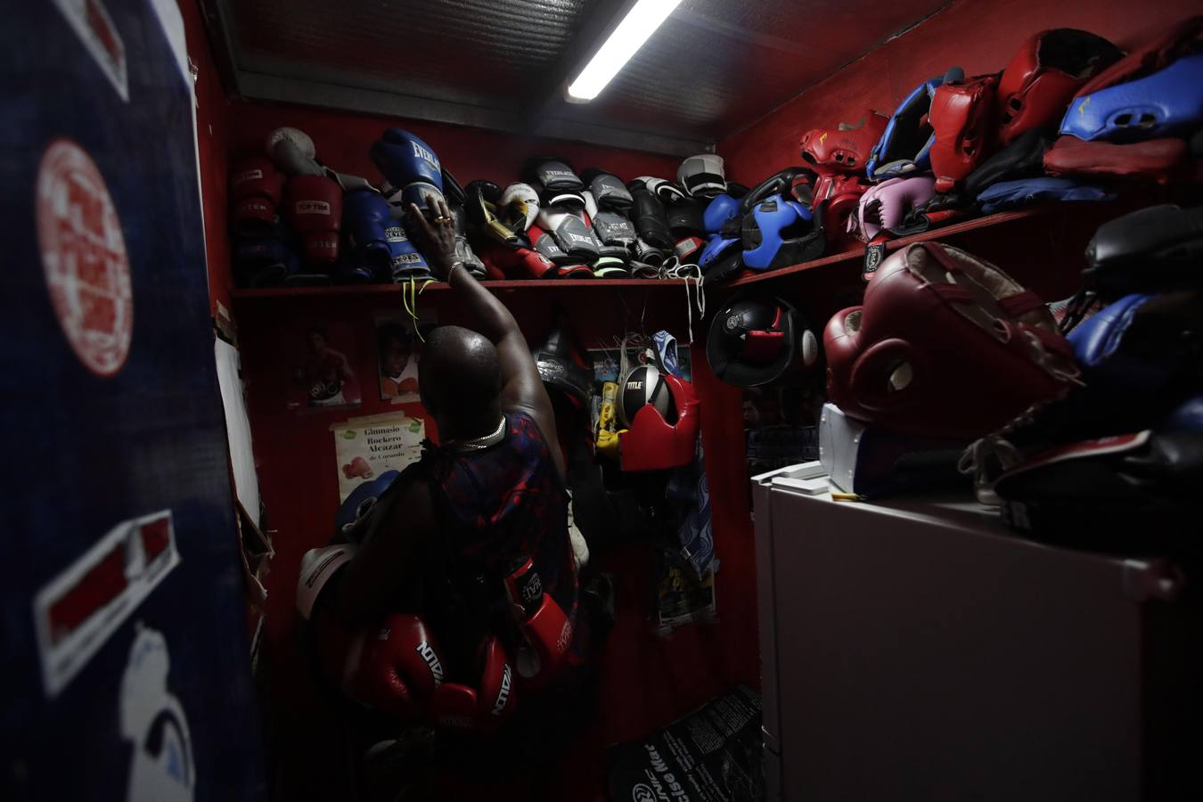 un entrenador mientras guarda guantes de boxeo en el gimnasio Pedro "Rockero" Alcázar en el barrio de Curundú de Ciudad de Panamá. 