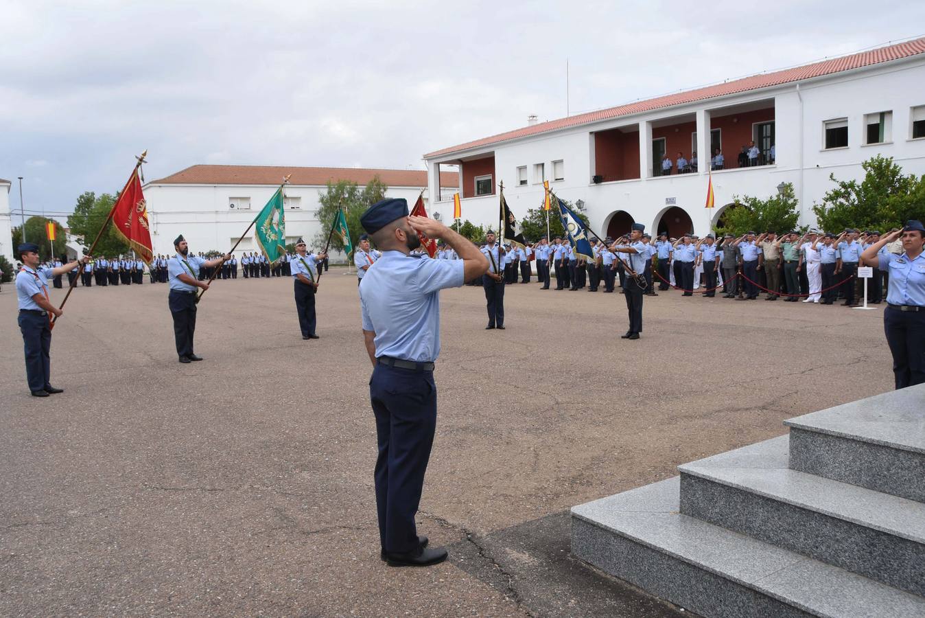 El coronel Francisco Javier Vidal Fernández ha tomado posesión del nuevo jefe de la Base Aérea de Talavera la Real y Ala 23 en sustitución del coronel Francisco Baños Castillo. Al acto, que se ha celebrado en la base pacense, ha asistido la delegada del Gobierno en Extremadura, Yolanda García Seco, entre otros. También ha asistido la vicepresidenta de la Junta de Extremadura y consejera de Hacienda y Administración Pública, Pilar Blanco-Morales; el vicepresidente primero de la Asamblea de Extremadura, José Andrés Mendo: y el alcalde de Badajoz, Francisco Javier Fragoso