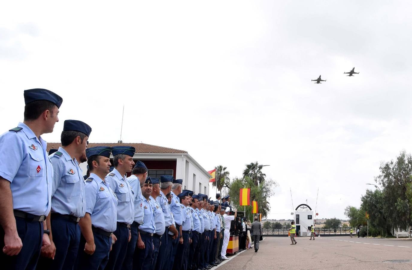 El coronel Francisco Javier Vidal Fernández ha tomado posesión del nuevo jefe de la Base Aérea de Talavera la Real y Ala 23 en sustitución del coronel Francisco Baños Castillo. Al acto, que se ha celebrado en la base pacense, ha asistido la delegada del Gobierno en Extremadura, Yolanda García Seco, entre otros. También ha asistido la vicepresidenta de la Junta de Extremadura y consejera de Hacienda y Administración Pública, Pilar Blanco-Morales; el vicepresidente primero de la Asamblea de Extremadura, José Andrés Mendo: y el alcalde de Badajoz, Francisco Javier Fragoso