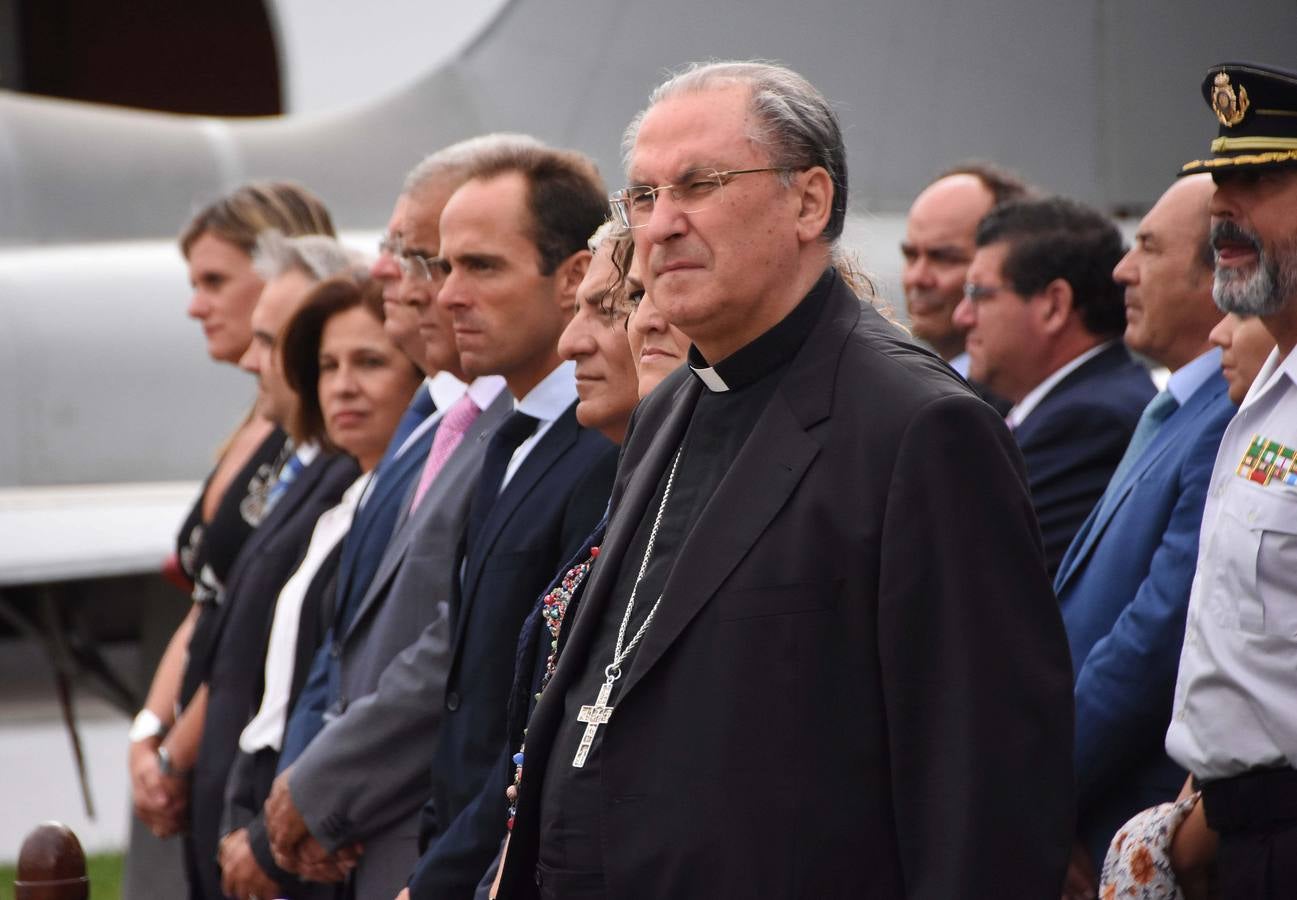 El coronel Francisco Javier Vidal Fernández ha tomado posesión del nuevo jefe de la Base Aérea de Talavera la Real y Ala 23 en sustitución del coronel Francisco Baños Castillo. Al acto, que se ha celebrado en la base pacense, ha asistido la delegada del Gobierno en Extremadura, Yolanda García Seco, entre otros. También ha asistido la vicepresidenta de la Junta de Extremadura y consejera de Hacienda y Administración Pública, Pilar Blanco-Morales; el vicepresidente primero de la Asamblea de Extremadura, José Andrés Mendo: y el alcalde de Badajoz, Francisco Javier Fragoso