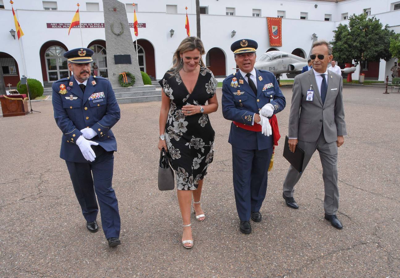 El coronel Francisco Javier Vidal Fernández ha tomado posesión del nuevo jefe de la Base Aérea de Talavera la Real y Ala 23 en sustitución del coronel Francisco Baños Castillo. Al acto, que se ha celebrado en la base pacense, ha asistido la delegada del Gobierno en Extremadura, Yolanda García Seco, entre otros. También ha asistido la vicepresidenta de la Junta de Extremadura y consejera de Hacienda y Administración Pública, Pilar Blanco-Morales; el vicepresidente primero de la Asamblea de Extremadura, José Andrés Mendo: y el alcalde de Badajoz, Francisco Javier Fragoso