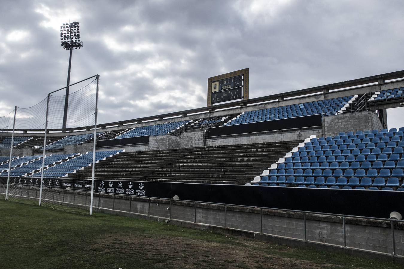 Los aficionados del Recreativo de Huelva se sientieron molestos, tras el partido con el CD Badajo,z por el mal estado de la grada sur donde fueron ubicados