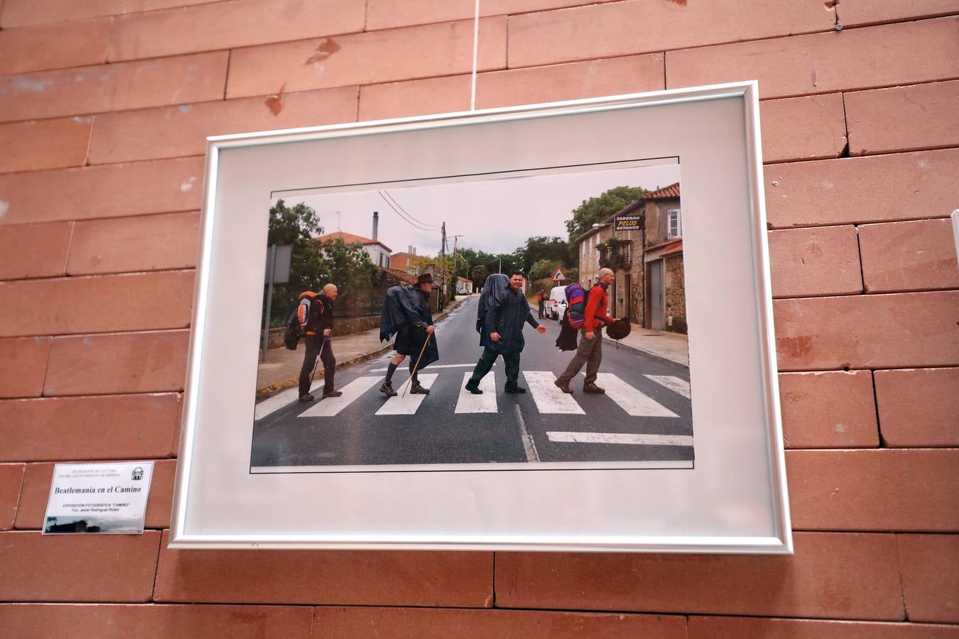 En el centro cultural Alcazaba de Mérida se puede visitar la exposición CAMINHO, del fotógrafo emeritense Francisco Javier Rodríguez. Es una colección 26 fotografías del Camino de Santiago, rutas y caminos. Hasta el 10 de septiembre se podrá disfrutar