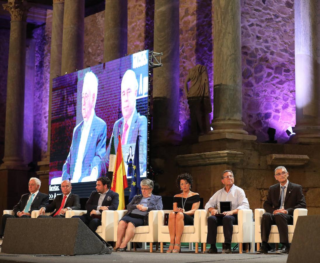 La reivindicación de la figura de la mujer y su importancia en la sociedad, la acción cultural en la región, y la alabanza a las personas que dedican su trabajo a ayudar a los más desfavorecidos han supuesto algunos de los puntos de atención en la ceremonia de entrega de las Medallas de Extremadura 2018