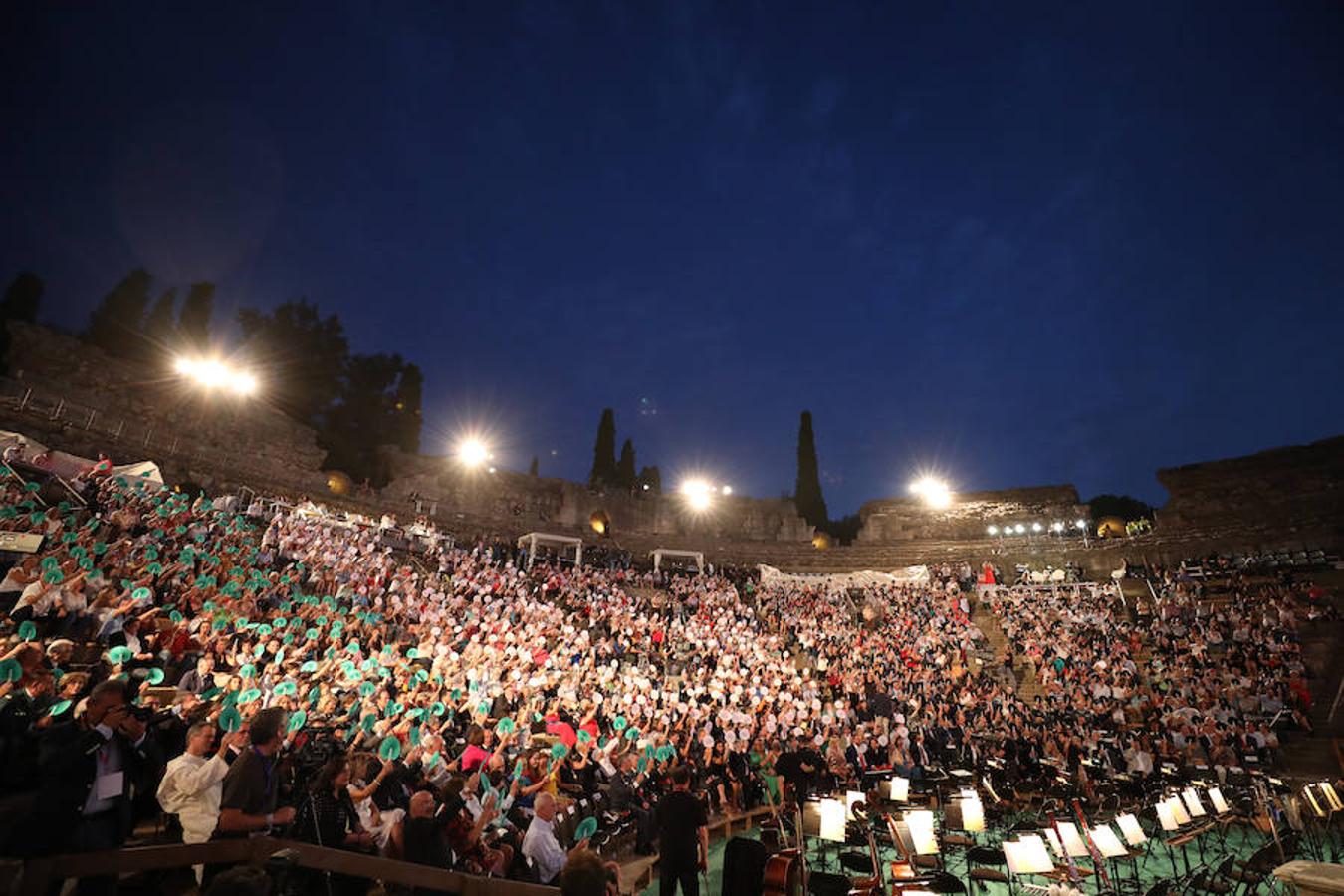 La reivindicación de la figura de la mujer y su importancia en la sociedad, la acción cultural en la región, y la alabanza a las personas que dedican su trabajo a ayudar a los más desfavorecidos han supuesto algunos de los puntos de atención en la ceremonia de entrega de las Medallas de Extremadura 2018