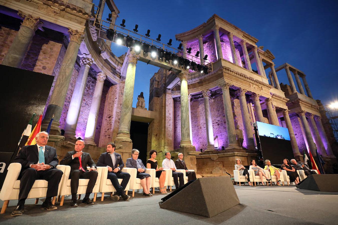La reivindicación de la figura de la mujer y su importancia en la sociedad, la acción cultural en la región, y la alabanza a las personas que dedican su trabajo a ayudar a los más desfavorecidos han supuesto algunos de los puntos de atención en la ceremonia de entrega de las Medallas de Extremadura 2018